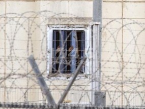 30 معتقلا يشرعون غدا بإضراب مفتوح عن الطعام رفضا لاستمرار اعتقالهم الاداري