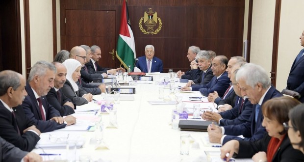 الرئيس محمود عباس، يترأس اجتماعا لمجلس الوزراء في مقر الرئاسة